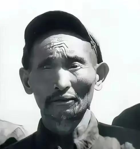 1952年，在大凉山深处，解放军从奴隶主手中解救了一个左眼溃烂的汉人，汉
