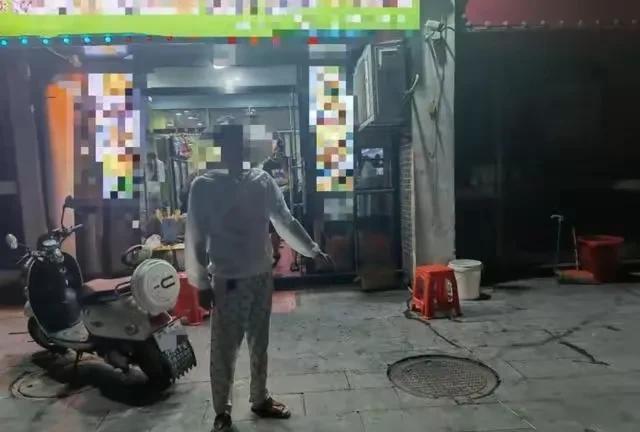高空抛屎，这谁能受的了？江西鹰潭，一烧烤店主在楼下做生意好好的，半夜突然从天上掉