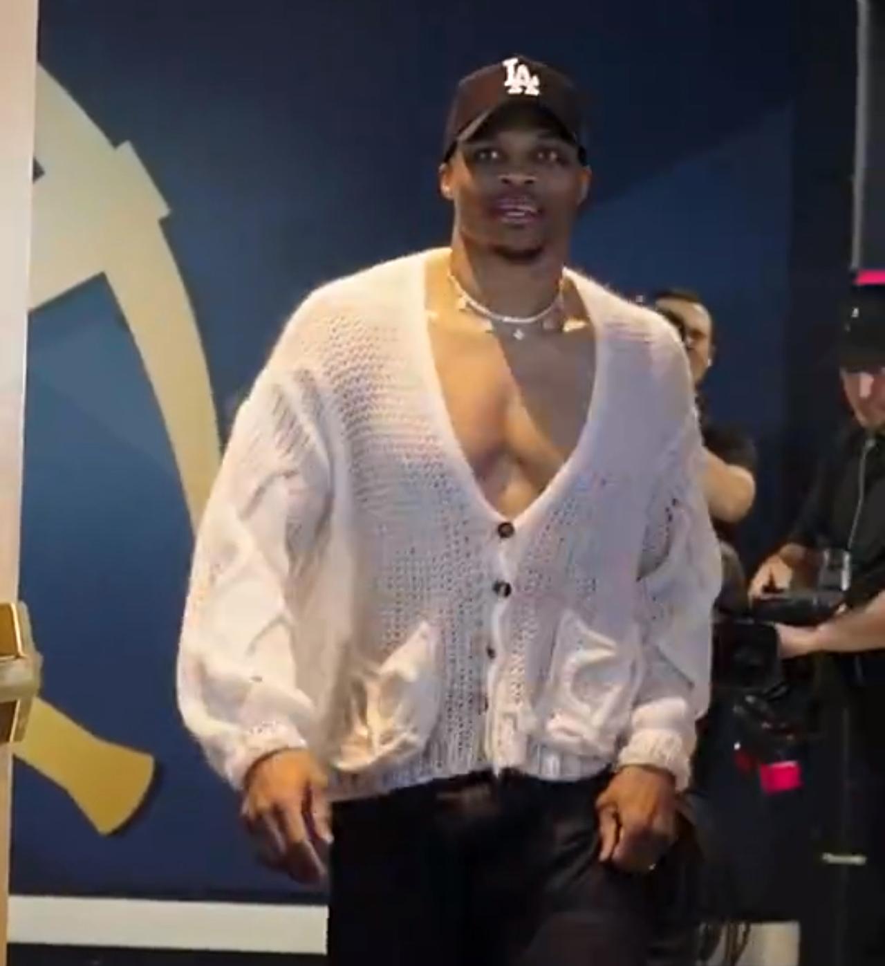 威少这一身清凉镂空深V装，谁看了不迷糊！不愧是NBA最佳着装奖获得者，穿着总是