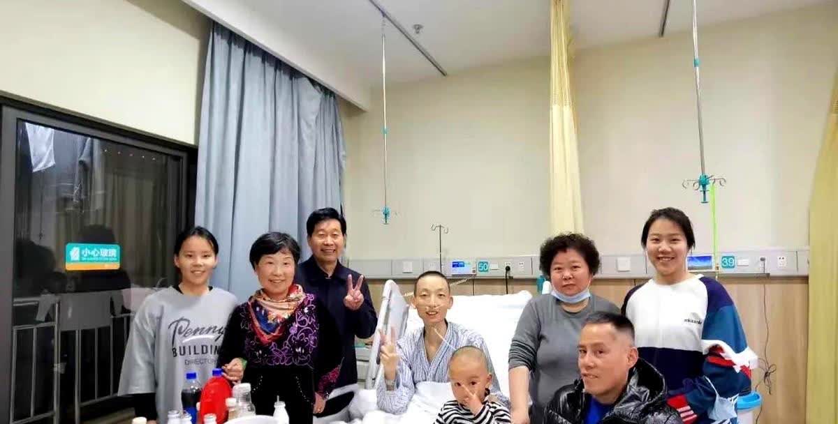 姚策生母今天首次发文晒出了儿子告别仪式视频里一家人的合影留念。她质问许妈