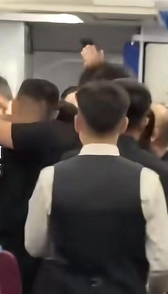 既然要负责，那么一定要负责到底呀，从成都飞往石家庄的西藏航空，所有人都在登机过