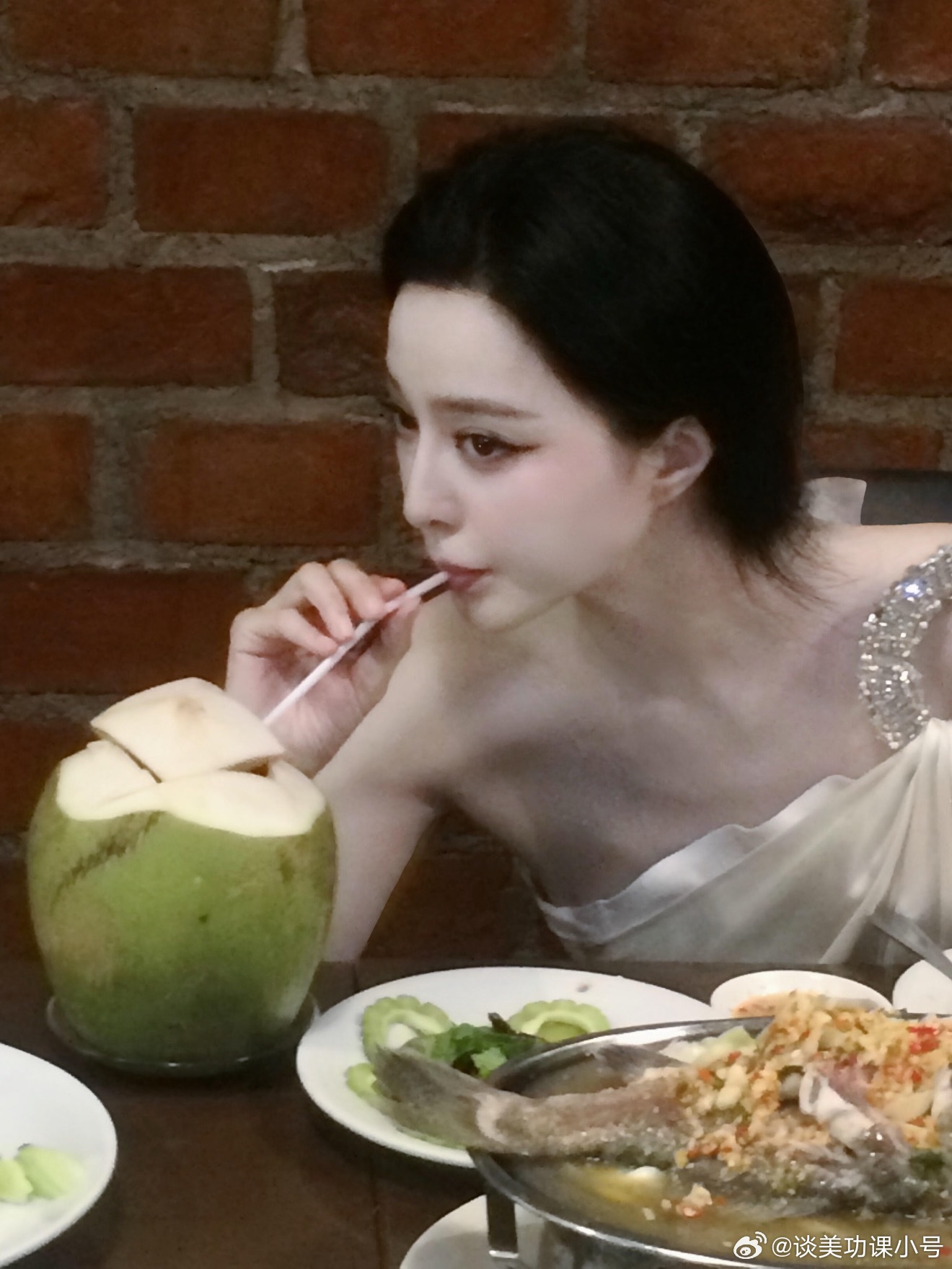 额，竟然是冰现在的图，完全没变过啊。皮肤白和头发多是天生基因，皮肤弹性和皮肉紧致