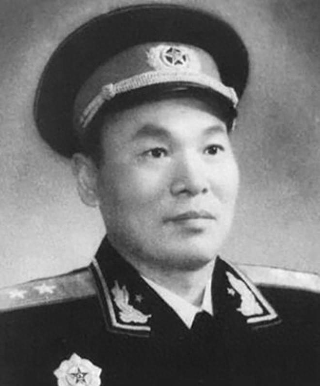 北京军区政委职位空缺，毛主席为何提议让曾在陕南立大功的红军师长出任？1961