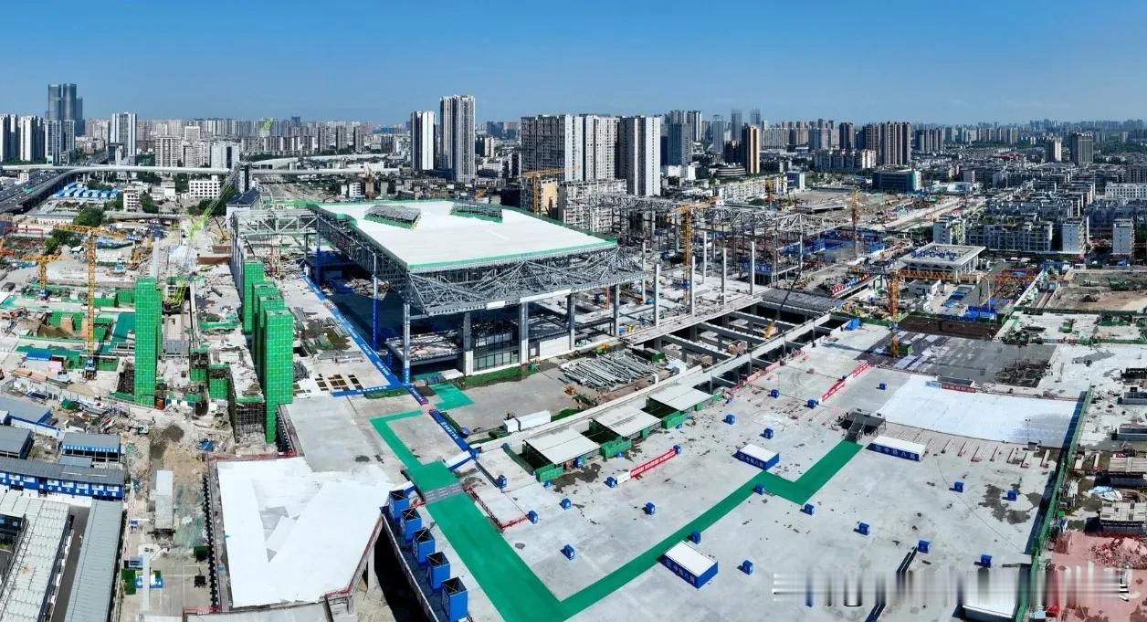 成都火车北站，终于等到你！9.6万㎡“空中巨无霸”封顶，老成都的回忆要回来了