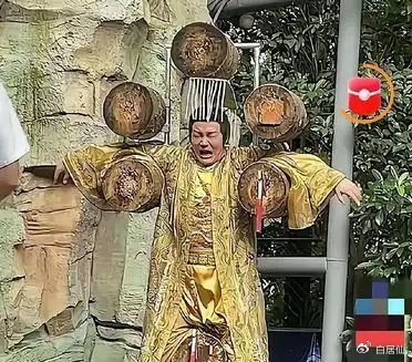 有网友说郑国霖去景区打工一天能赚2万，也有说一个月十几万的。其实真实数字跟传闻差