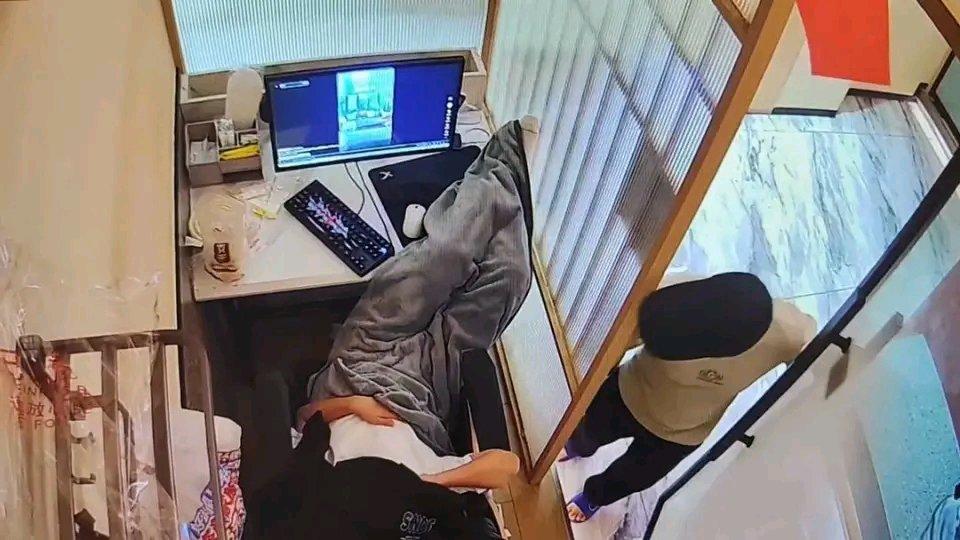 现在大学生旅游都主打一个“特种兵”式玩法，有人为了省钱直接在网吧过夜。10月19