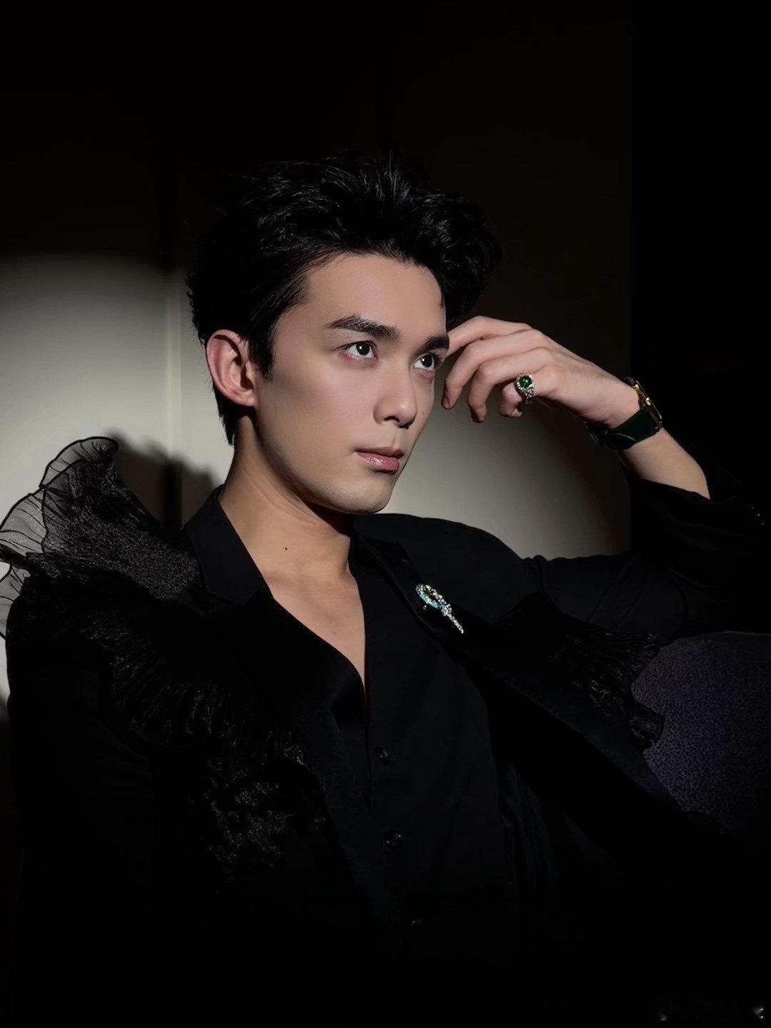 吴磊一条尊贵黑斗鱼这哪是小奶狗，哪是吴磊弟弟，这就是狼狗呀！！！​​​