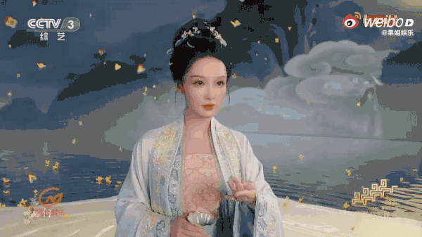 李沁采访的时候没有春晚的大滤镜特别美。