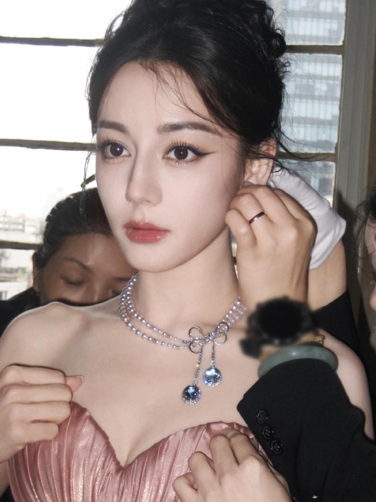 我不想挨着迪丽热巴对比太惨烈了毕竟，那可是[点赞]​​​