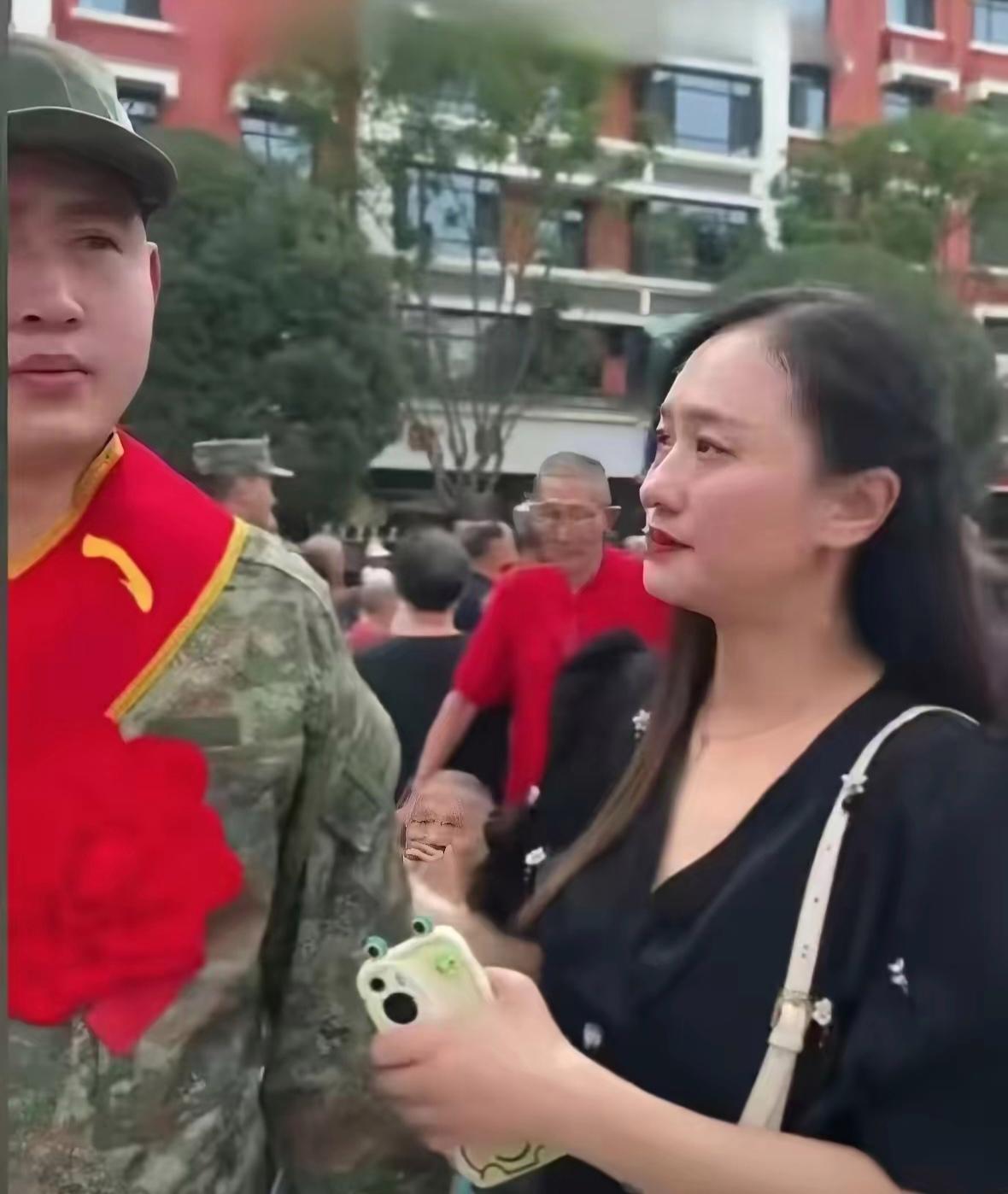 看哭了！姑姑送侄子去参军，车站里别人都是父母送行，只有她独自站在队伍外，眼泪止不