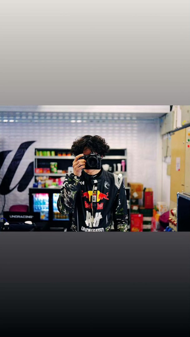 王一博回关两位uno赛车手