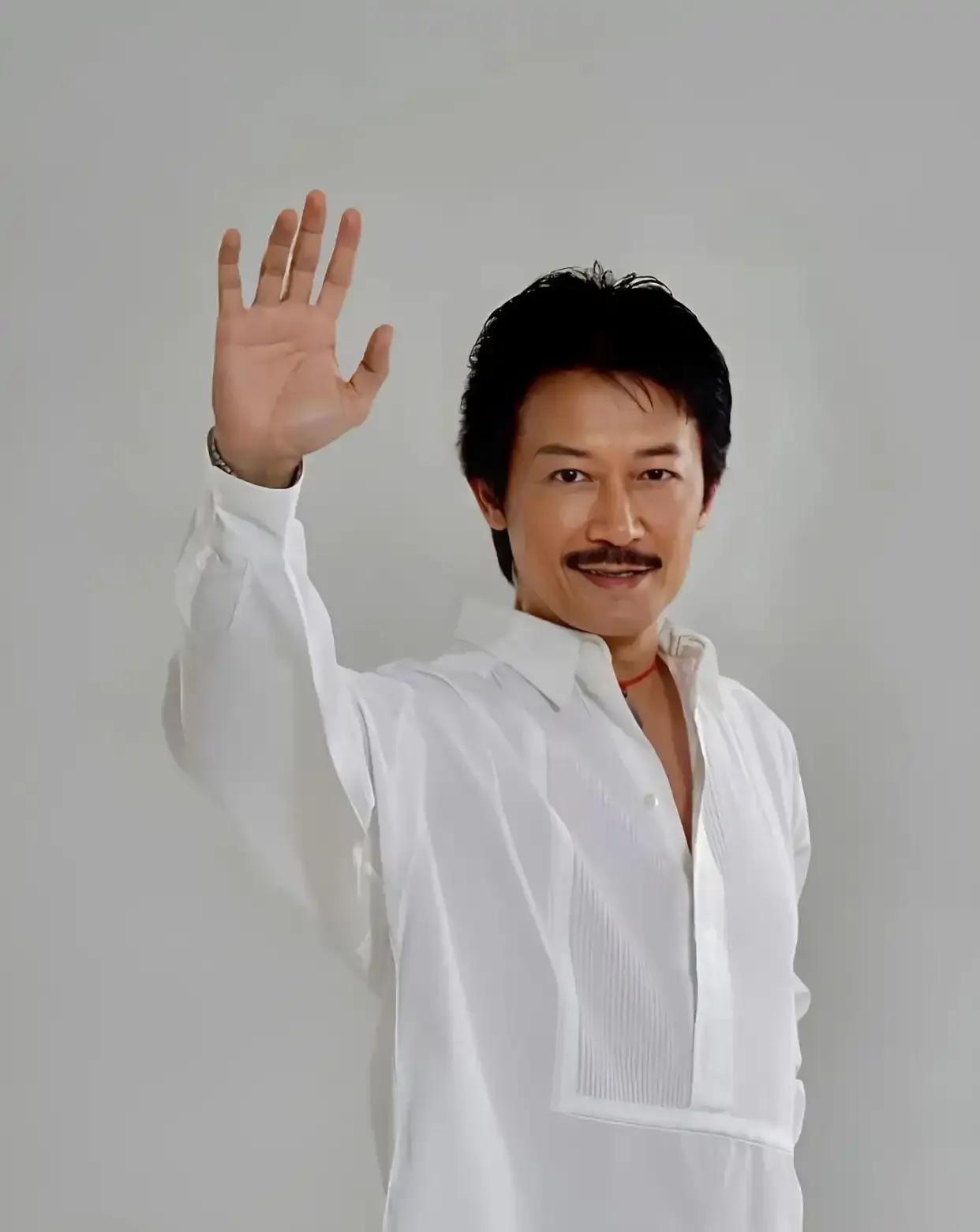 陈勋奇，原名陈永煜，堪称香港影坛最后一位全才，从配乐、导演到演员，样样精通，留下