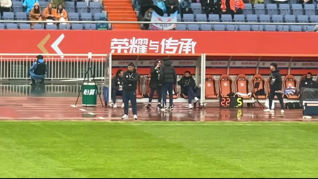 山东泰山又整出幺蛾子？博主拍到教练组在替补席“内讧”，视频中教练组的几位成员似
