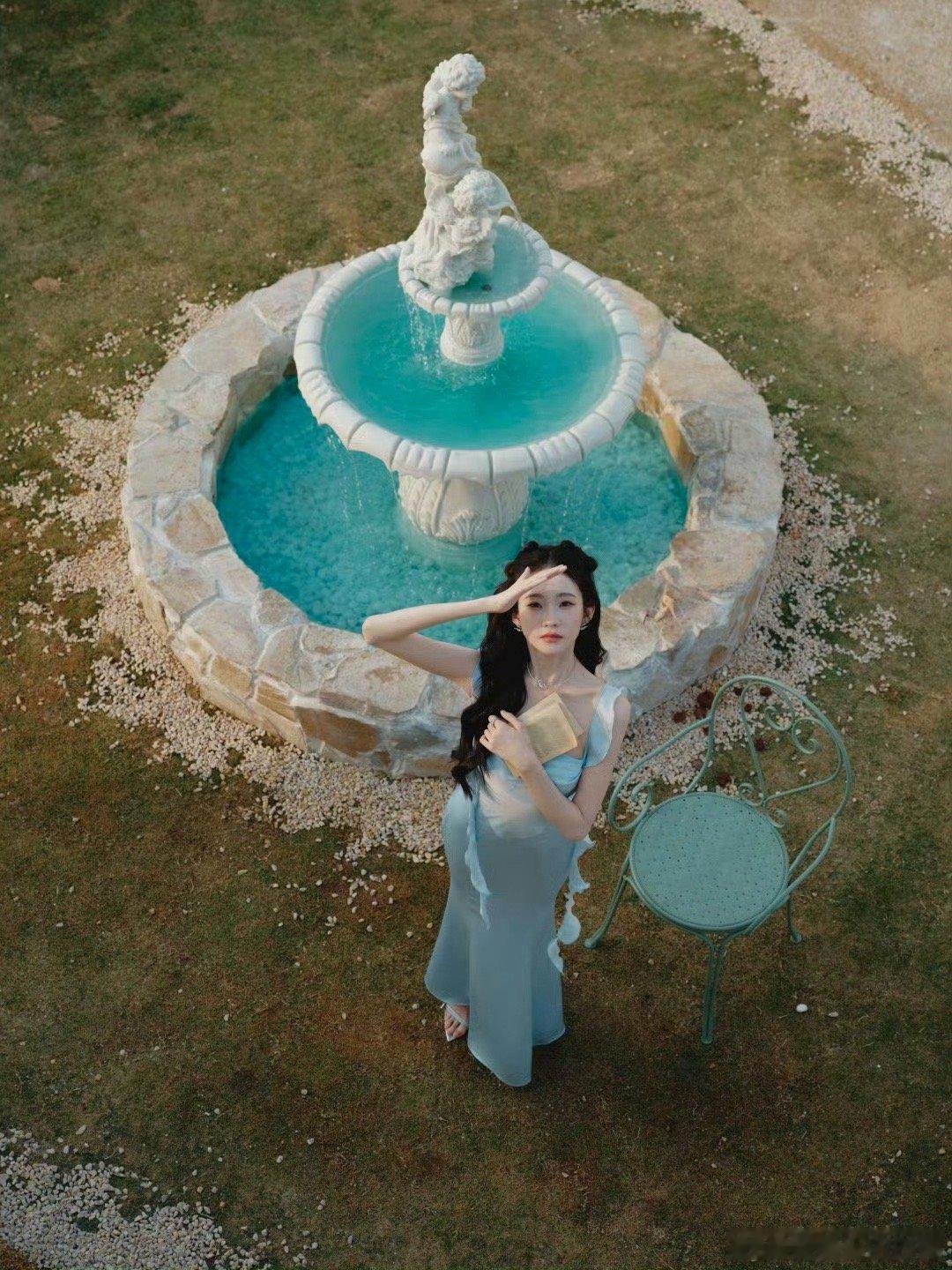 不知道张艺凡的身材很曼妙张艺凡的身材真的太曼妙了！蓝色裙装的波浪裙带设计超加