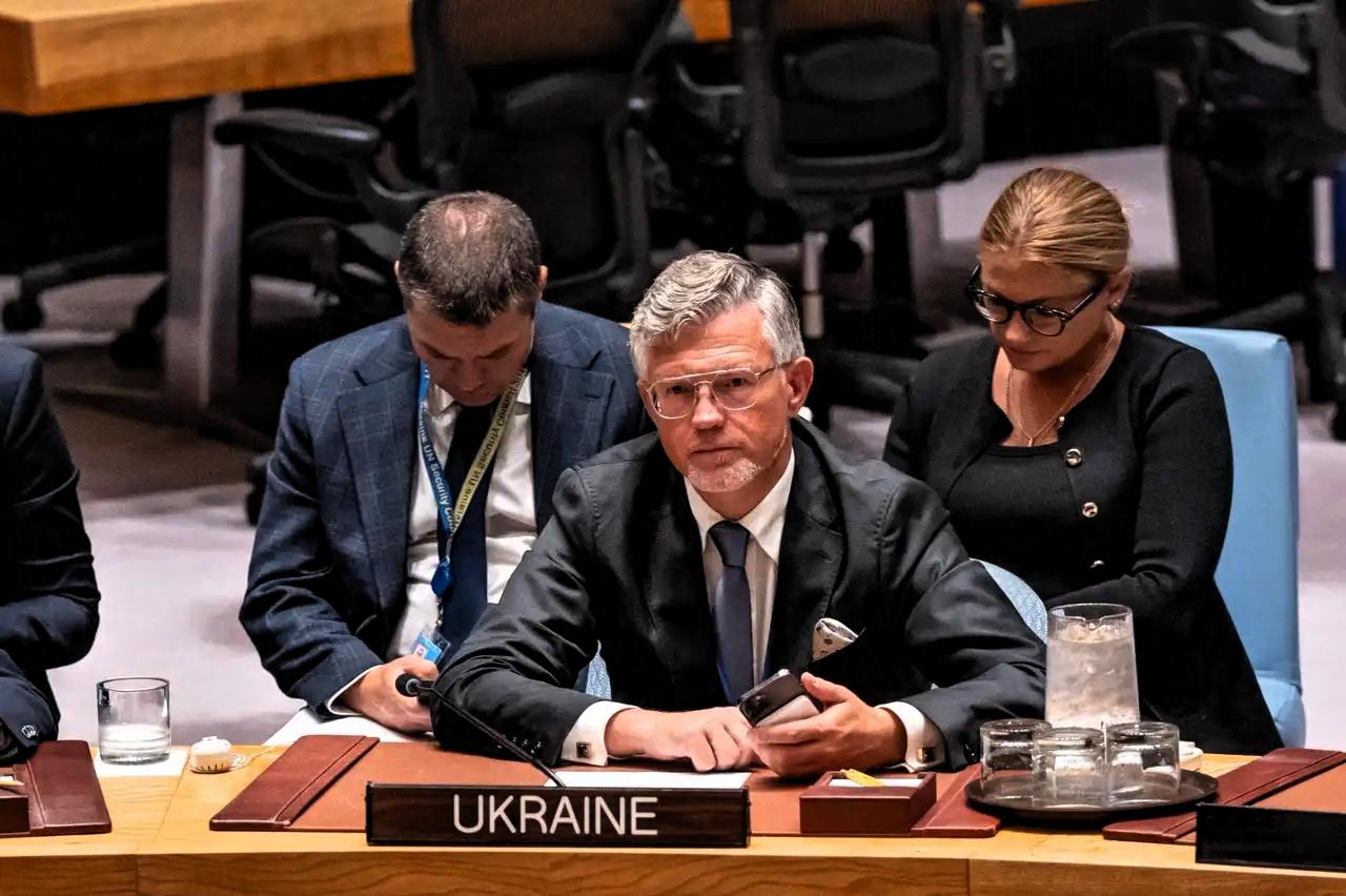 乌克兰这回在联合国可是放了个大招。他们代表梅尔尼克直接在安理会上喊话，要求剥
