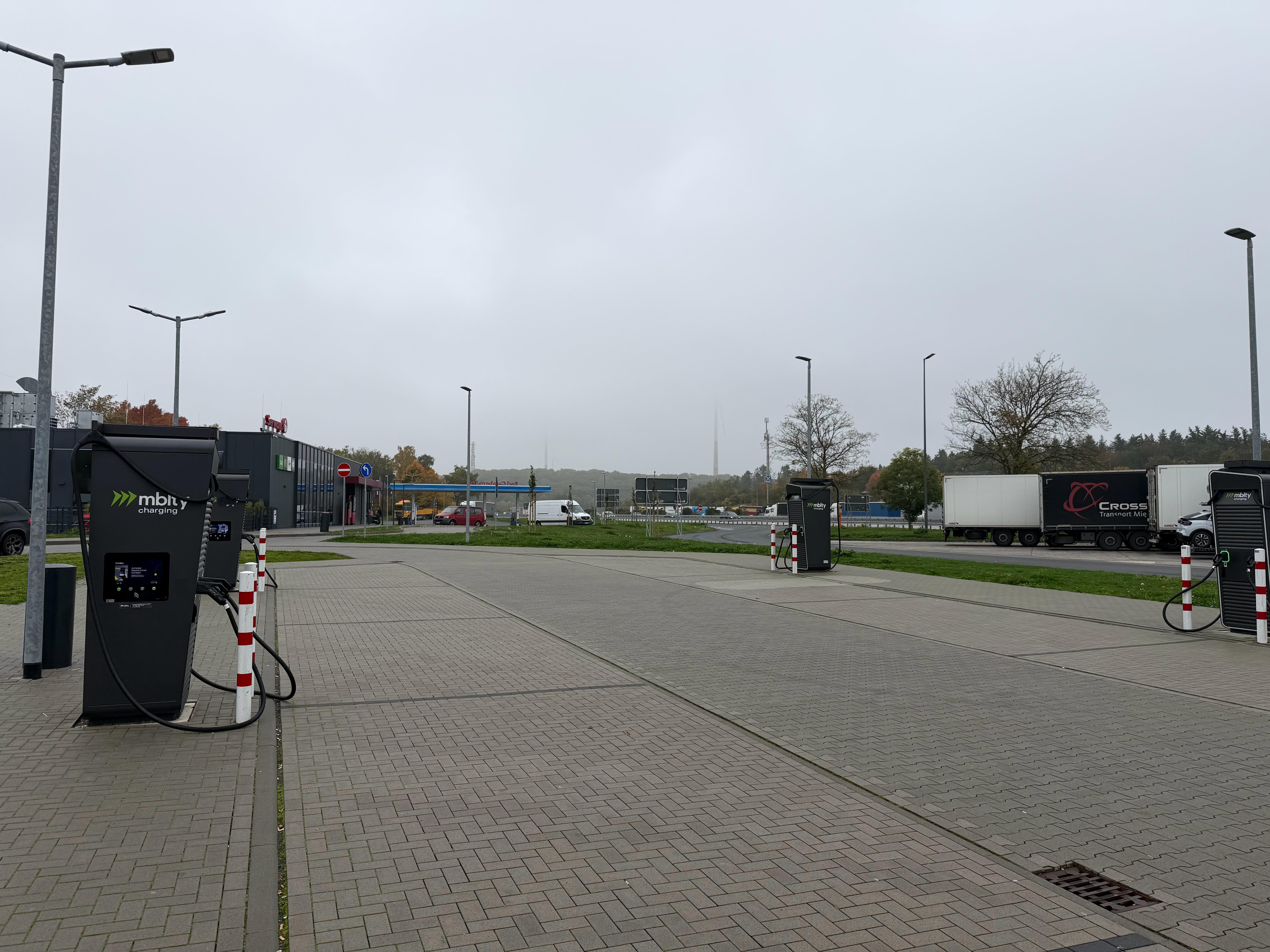 德国高速不少这样的高速充电桩，Hypercharger，600kw的，单头300