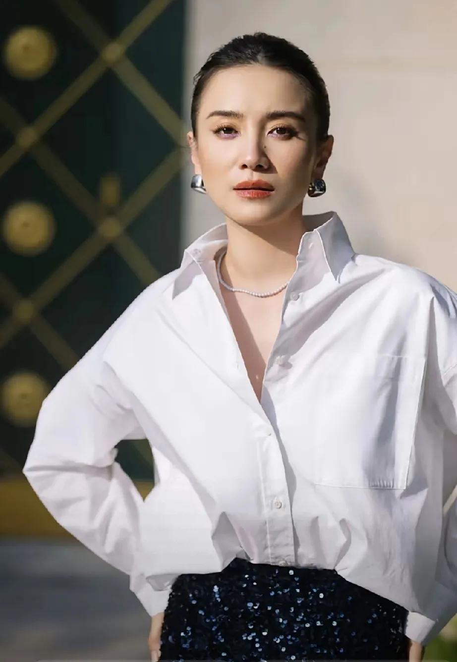 宋佳怕是要高兴得彻夜难眠啦！今年她简直杀疯了，电视剧和电影奖项双双收入囊中！