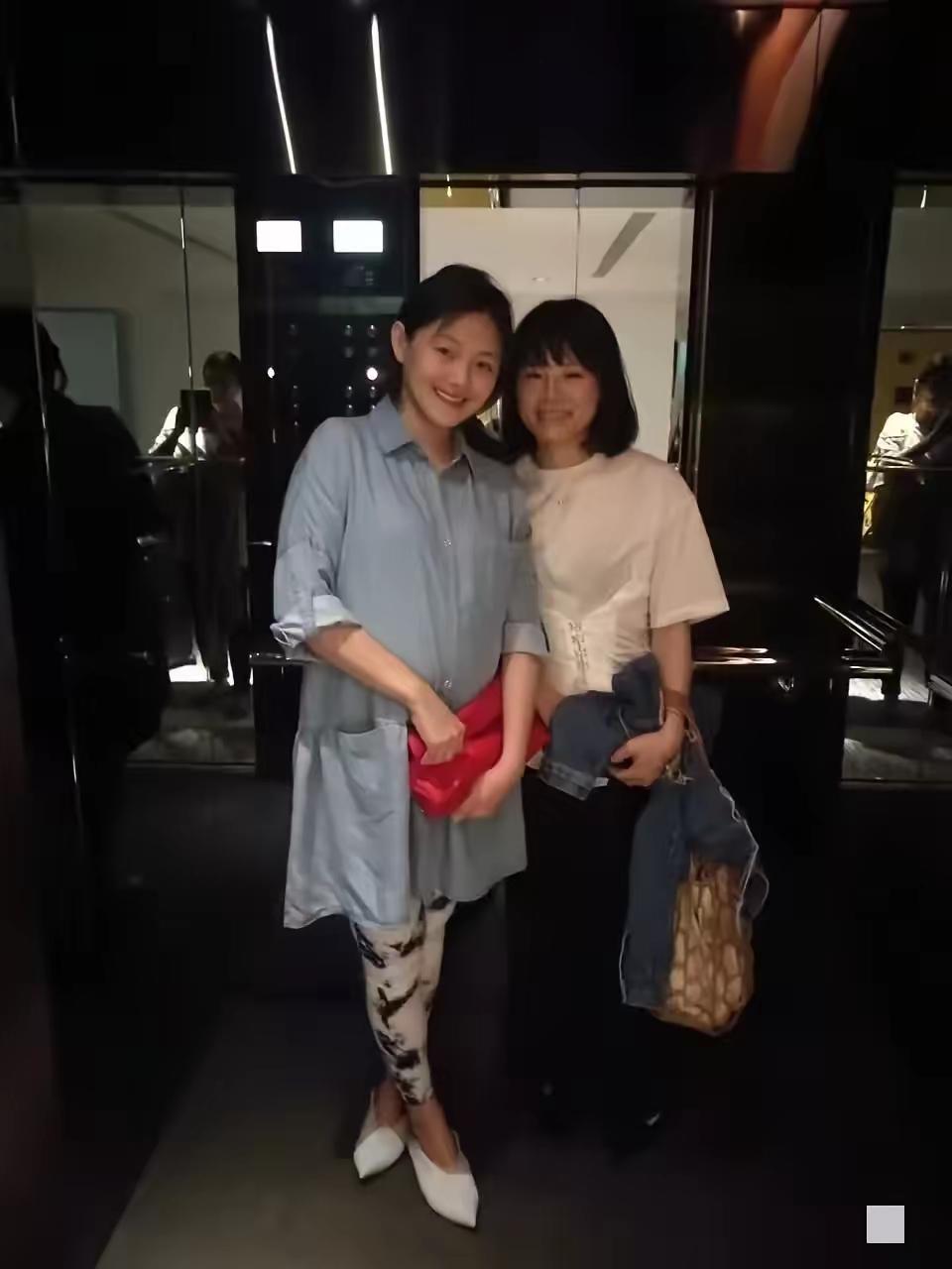 真的，我觉得她后面那几年过的很窘迫。从她经常打官司，差不多都是要钱，而且她是个很