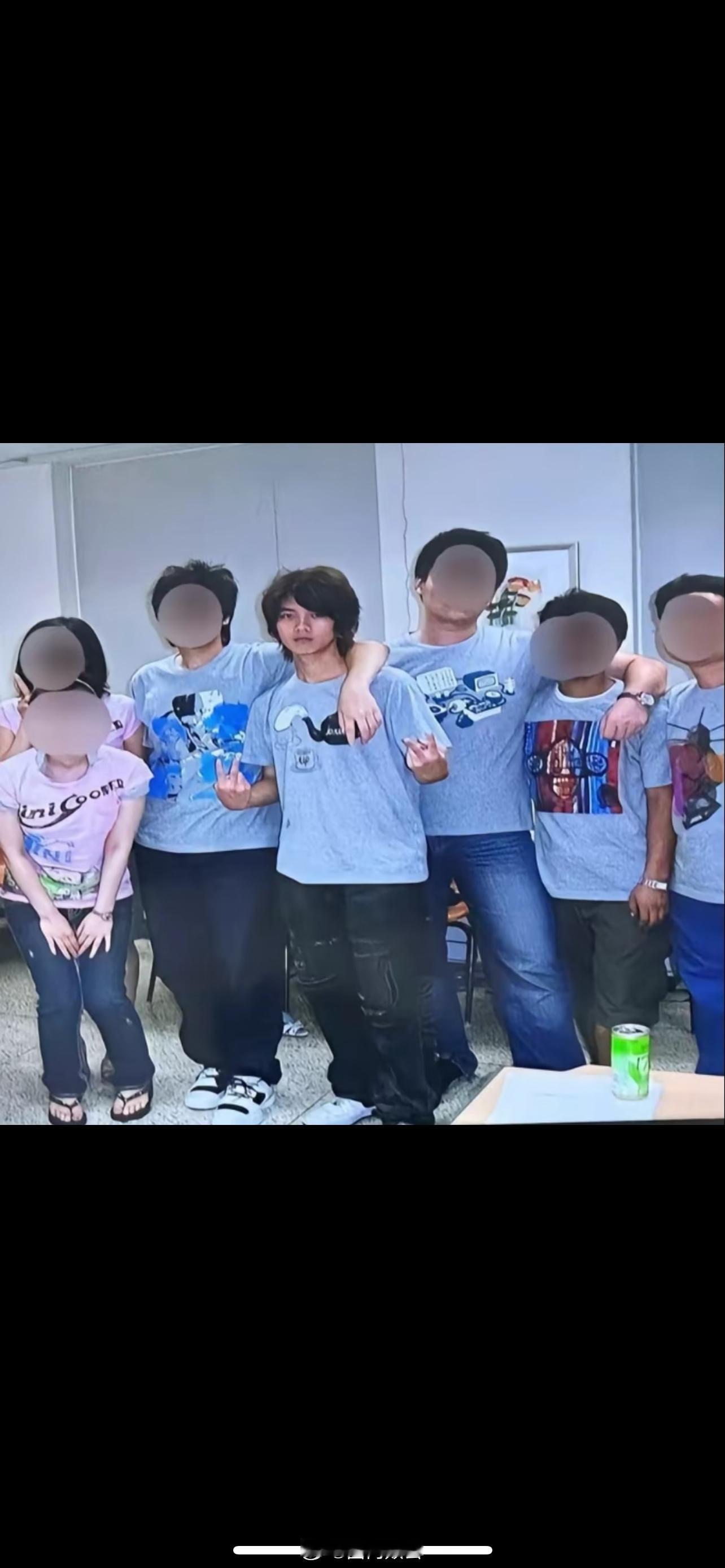 鹿晗早期韩国留学同学合照💛​​​