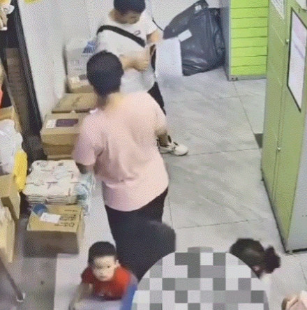 太坏了！快递驿站里，两个小孩跟着各自妈妈去取快递，一个红衣男孩毫无征兆的扣住小男