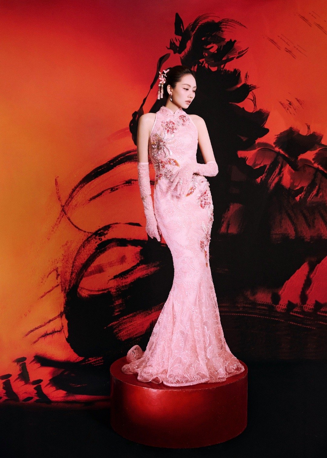 刘惜君春晚礼服东方美学刘惜君这身粉色新中式鱼尾礼服太绝了！烟花点缀在裙摆上，清