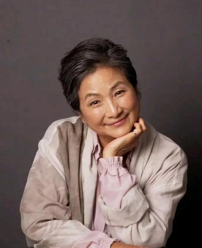 郑佩佩儿子为妻子再次众筹医药费，讲感情的人，往往不会轻易放弃爱妻！原来，郑佩佩