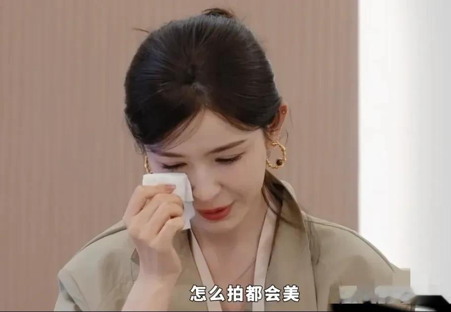 好硬核，郝蕾为哭成泪人的哈尼克孜出头，堪称内娱职场爽文大女主戏码！节目中，