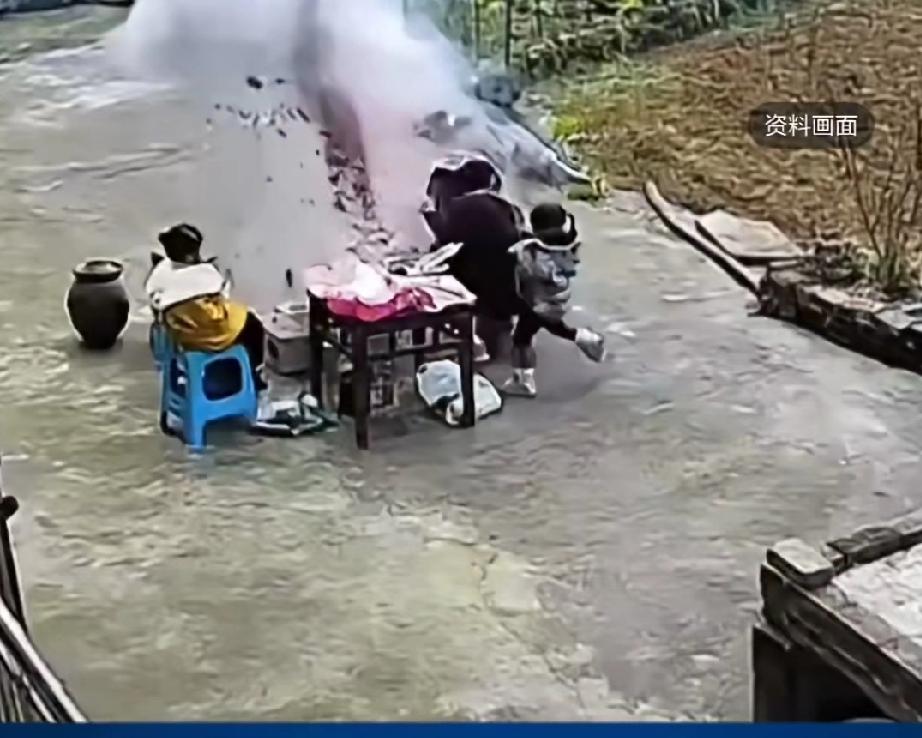 太吓人了，贵州一对夫妻在家门口烧烤，因烧烤架损坏，便图省市用空心砖在水泥地面搭起