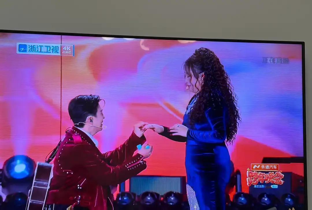 直播求婚第7秒，她哭到妆全花锤娜丽莎前一秒还在飙高音，下一秒戒指就怼到面前