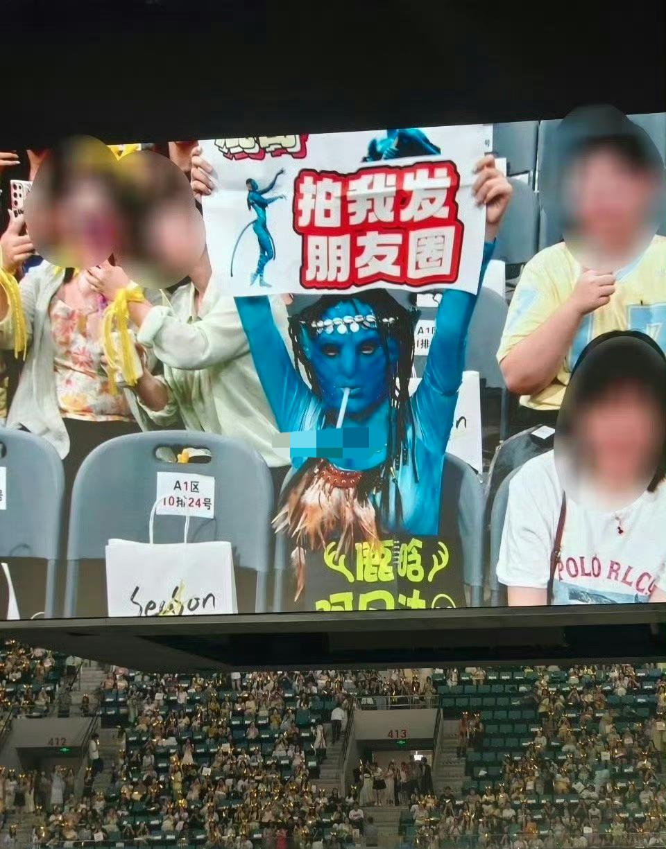 鹿晗拍我发朋友圈。不得不说，鹿晗演唱会状态越来越好了。与歌迷的互动也很有趣。