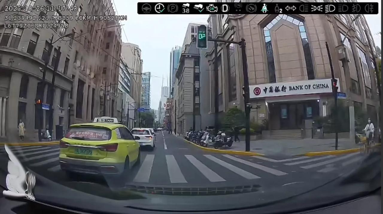 上海街头，前方单行道空空如也，绿牌车悠哉悠哉，堵车就是这么来的，猜？绿牌驾驶员在