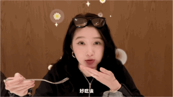 关晓彤冒雨打网球大雨也浇不灭运动热情，关晓彤冒雨打网球好畅快，平时吃完美食也不