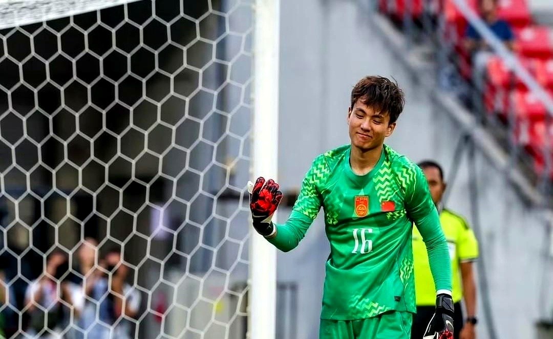 04年的毛头小子，硬生生把几位国足老大哥逼到了悬崖边。U20、U23亚洲杯连轴转，熊猫杯稳坐首发。亚