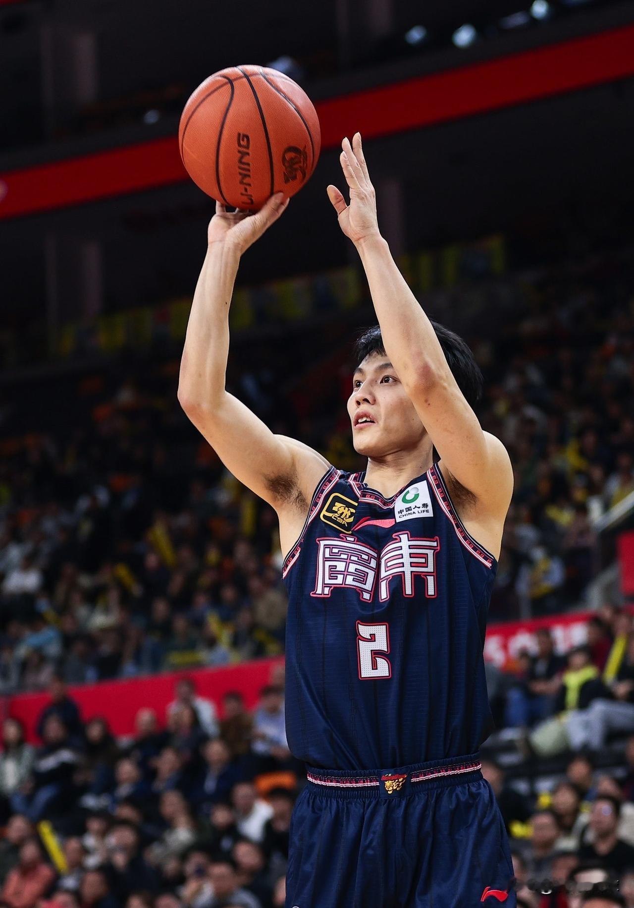 徐杰伤退！广东107：102险胜南京，看看球员数据，谁是赢球功臣？！01、萨