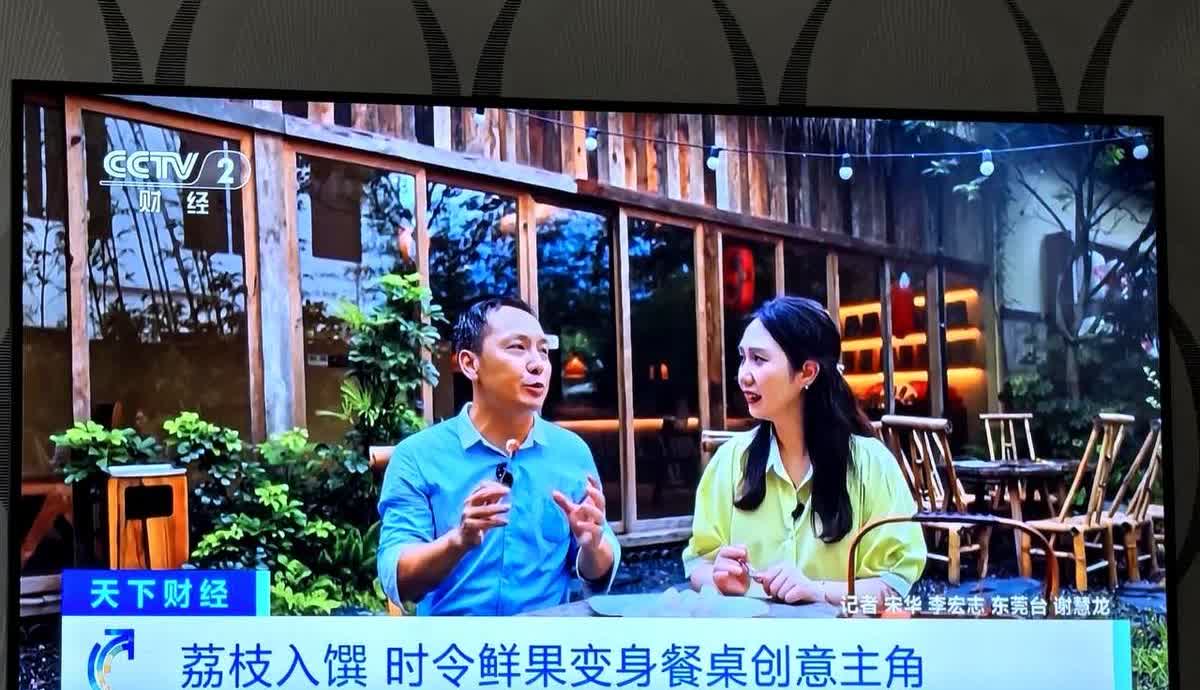 现在是荔枝大量上市的季节。前两天还是9.9一斤，水果店里大多是12.8元一斤。