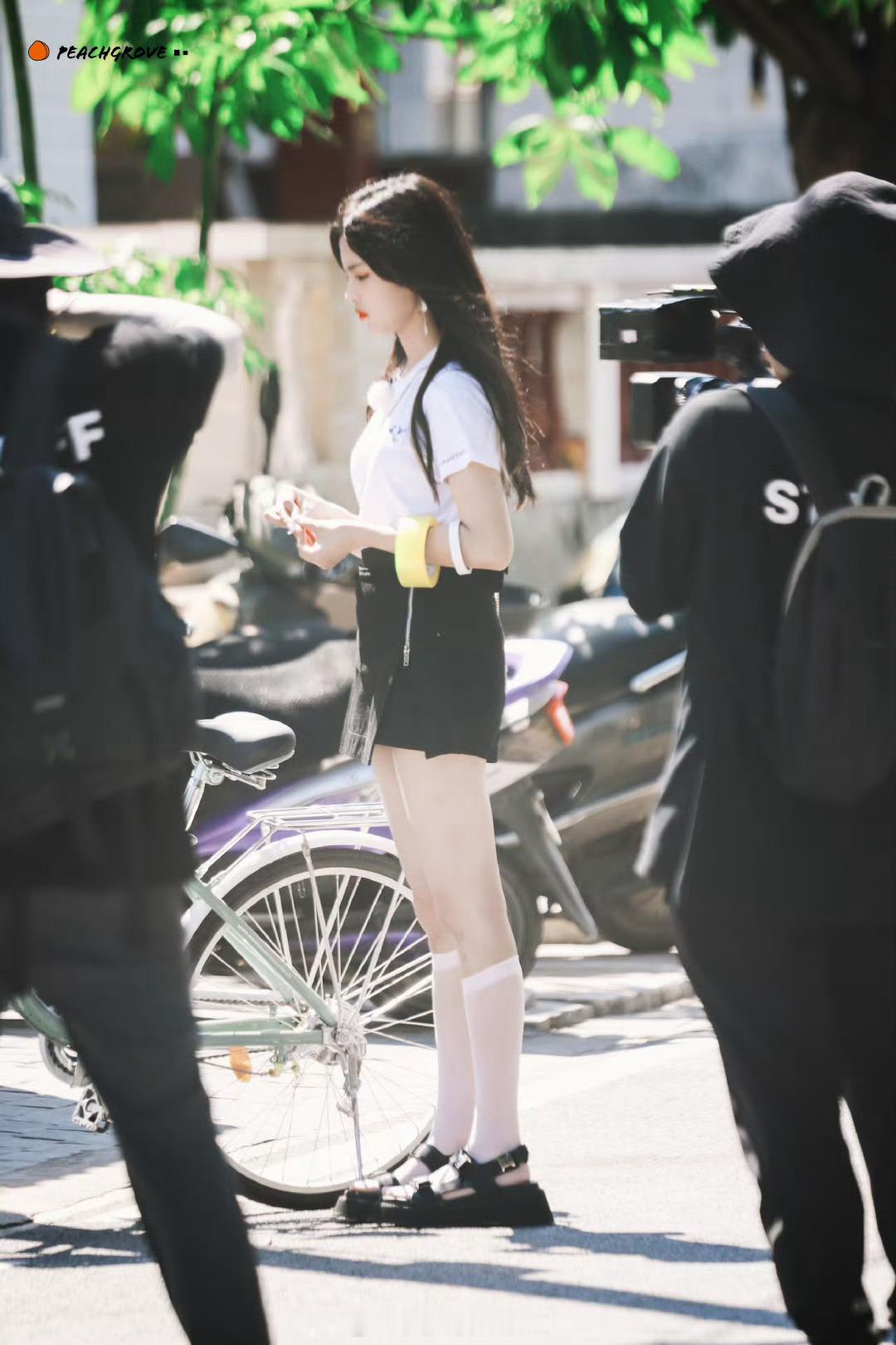 杨超越妹妹的白袜子少女造型​​​