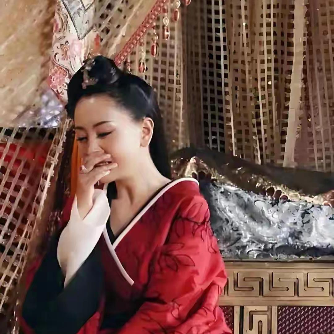 霍成君哭求皇帝：看在我爹霍光份上，饶了我娘和霍家后人吧宫殿里的哭声碎得像深