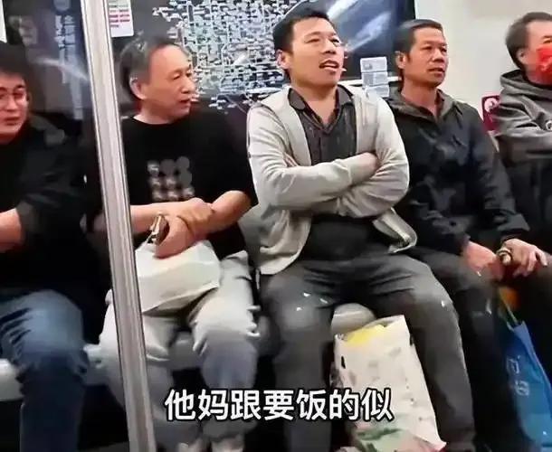 近日，一段北京地铁5号线乘客频繁辱骂邻座乘客的视频流传网络，引发网友愤怒。视频中