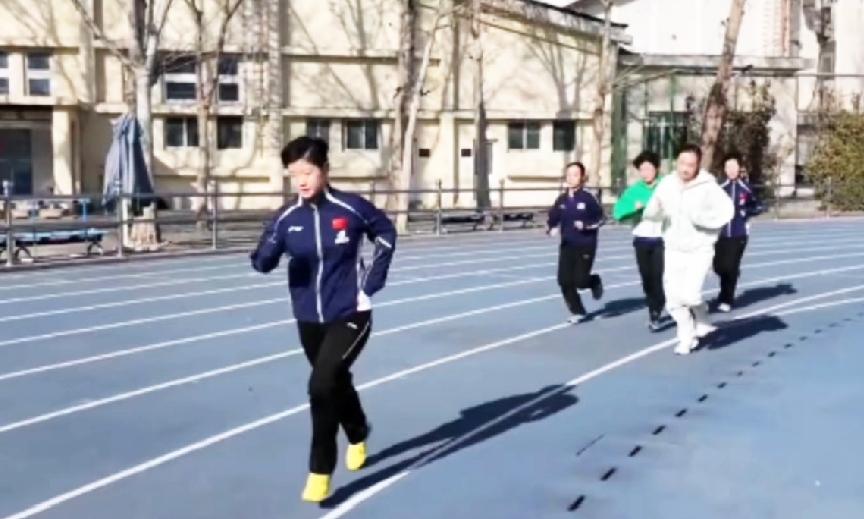 终于看到莎莎的万米跑了，男队个个都是短袖，女队却个个都是长袖，看来还是男生