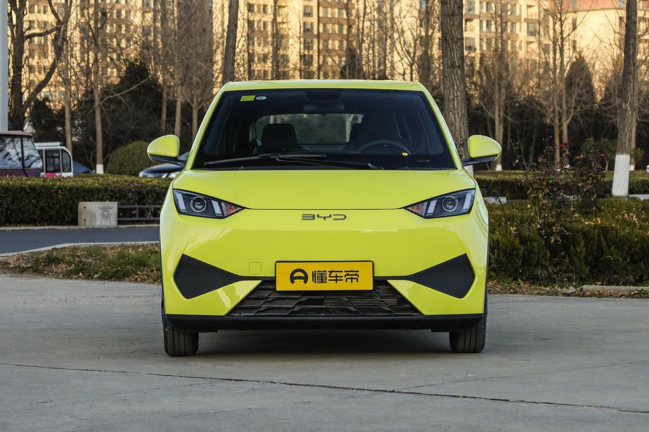 第一眼看比亚迪海鸥这款车的时候就被它小巧玲珑的外观吸引力，整个外观设计是机甲风格