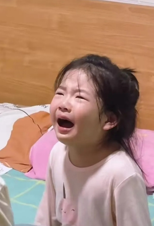 结婚8年了，我一直都无法生育，就抱养了一个可爱的女儿，没想到的是，5年后我怀孕了