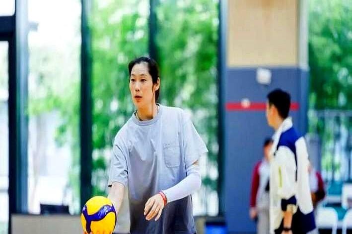 你家孩子是不是也整天喊累，没力气？世界排球冠军朱婷，给孩子们看她那双长了10