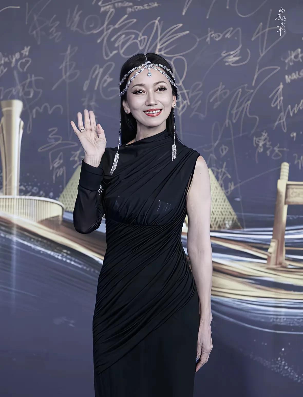72岁的赵雅芝，这是把“岁月从不败美人”这句话焊在了身上了。她的72岁依然像2