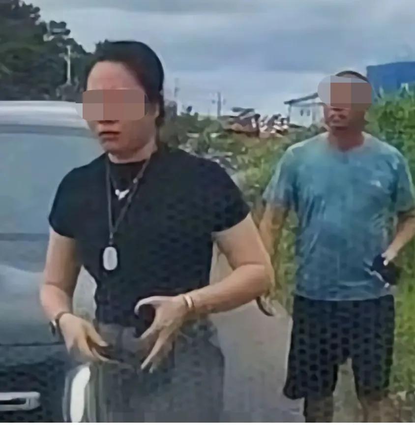 防城港涉事男子扛不住了，连夜跑路去广东。这换了谁都害怕，亮证姐那么快就能查到他的