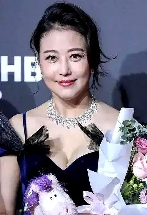 47岁的周海媚不顾家人的反对，毅然放弃香港的事业。她是为了躲开那些规矩，躲开吕