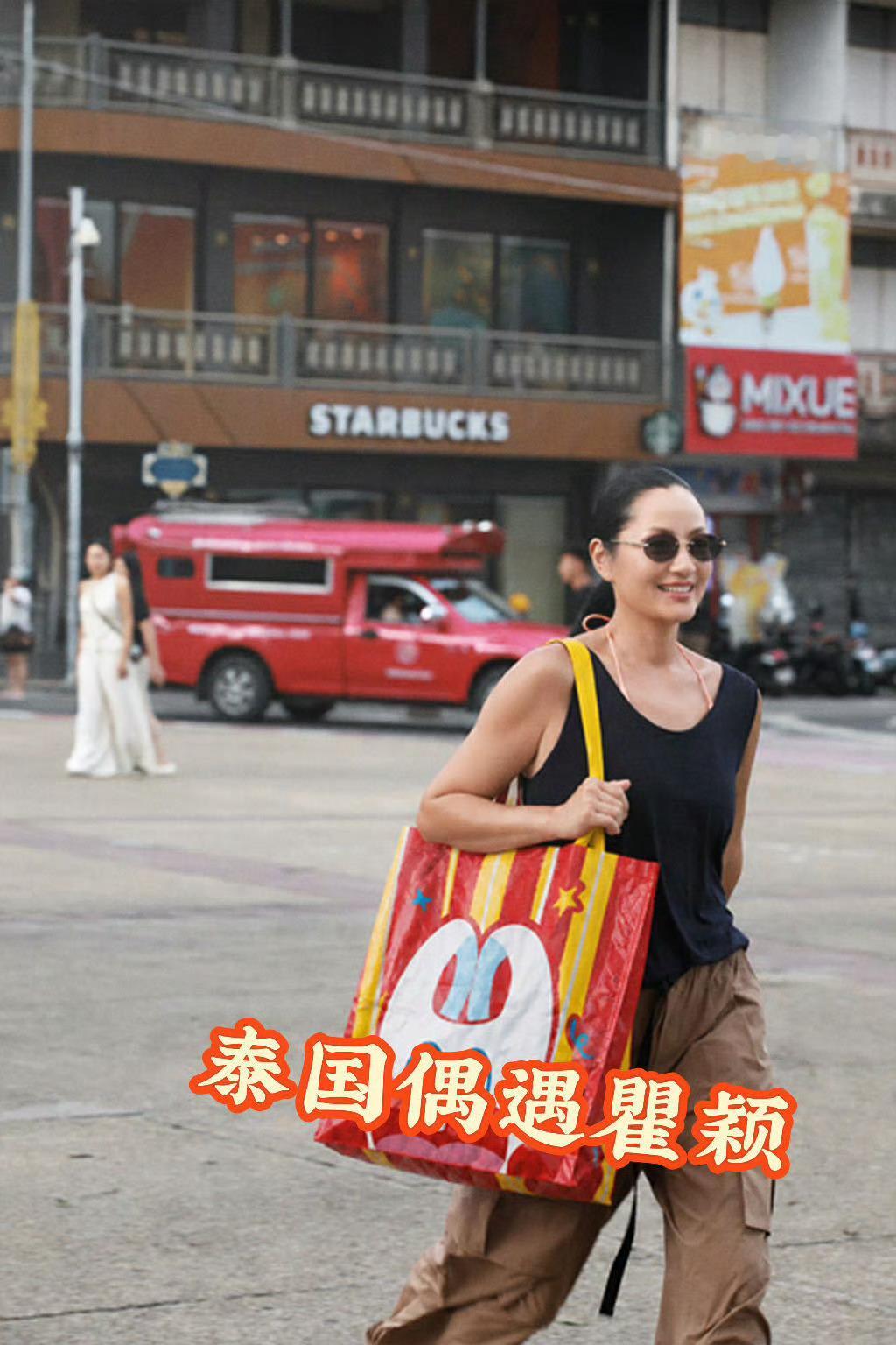 瞿颖拿个袋子就出门了偶遇瞿颖逛街也太随性，简简单单拎个袋子自在出行，超模就是超模
