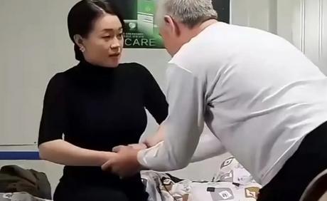 有一次，赵本山和关婷娜说：娜娜，你给我当老伴呗？关婷娜咬着嘴唇说：您比我大30岁