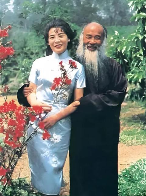 1922年，15岁的黄凝素与张大千结婚，相伴25年生了8个孩子。没想到，就在她把