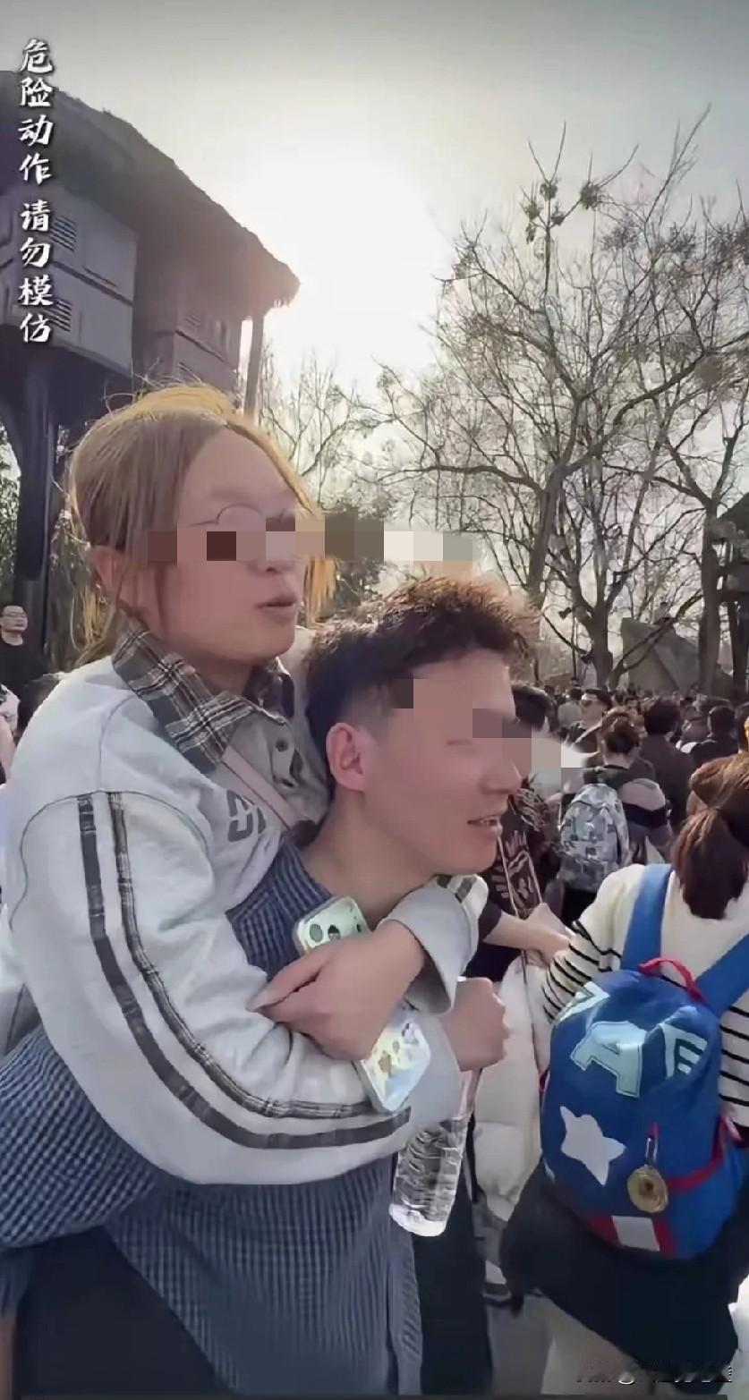 谢浩男带着大妹还有他的朋友，真的回河南鲁山的养父养母那了，他给养父养母带去好多四