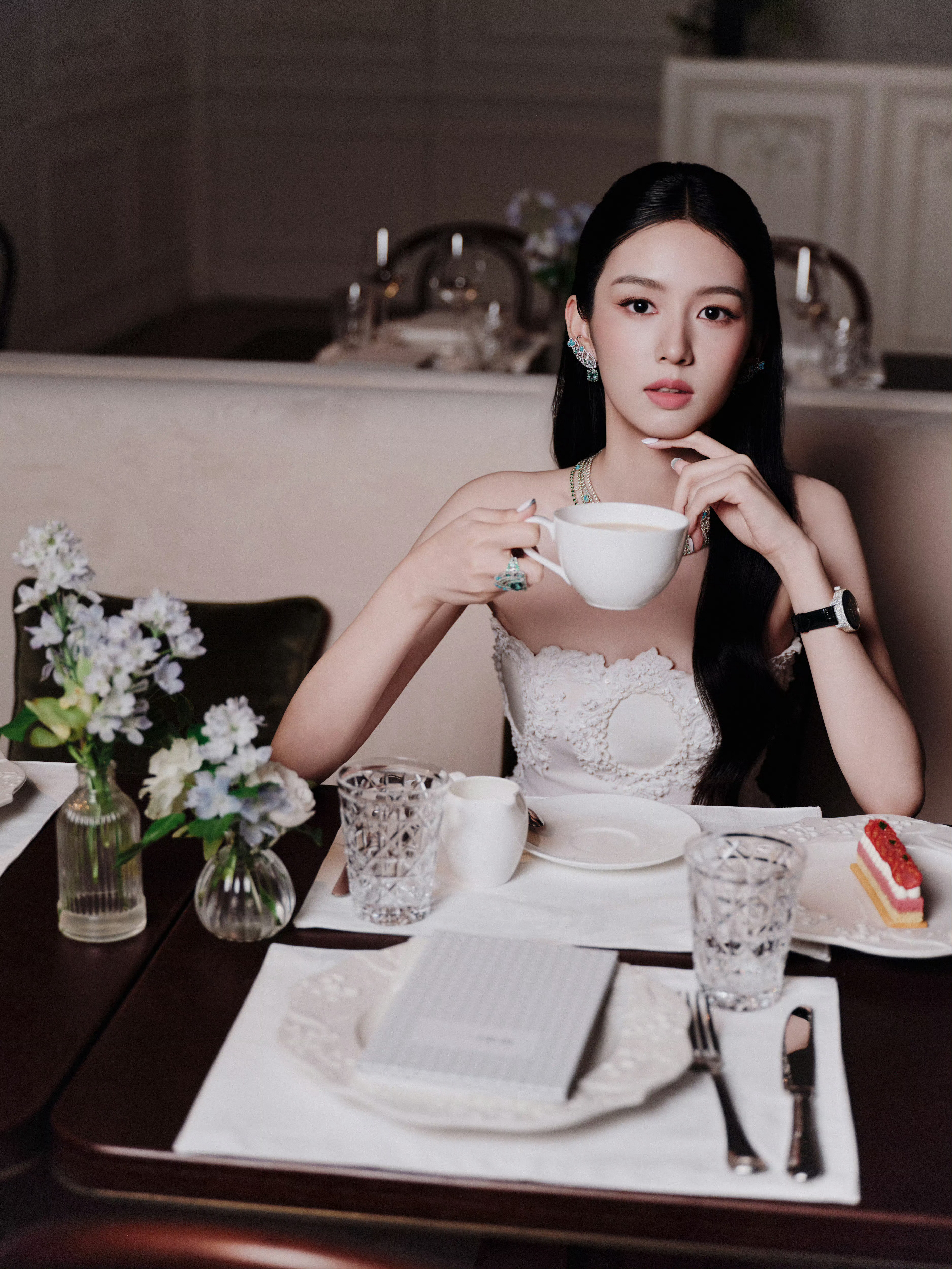 周也完全千金大小姐周也xDior高级珠宝晚宴活动真是好贵气的一张脸🧚?